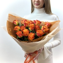 Элегантный яркий букет из 15 оранжевых роз